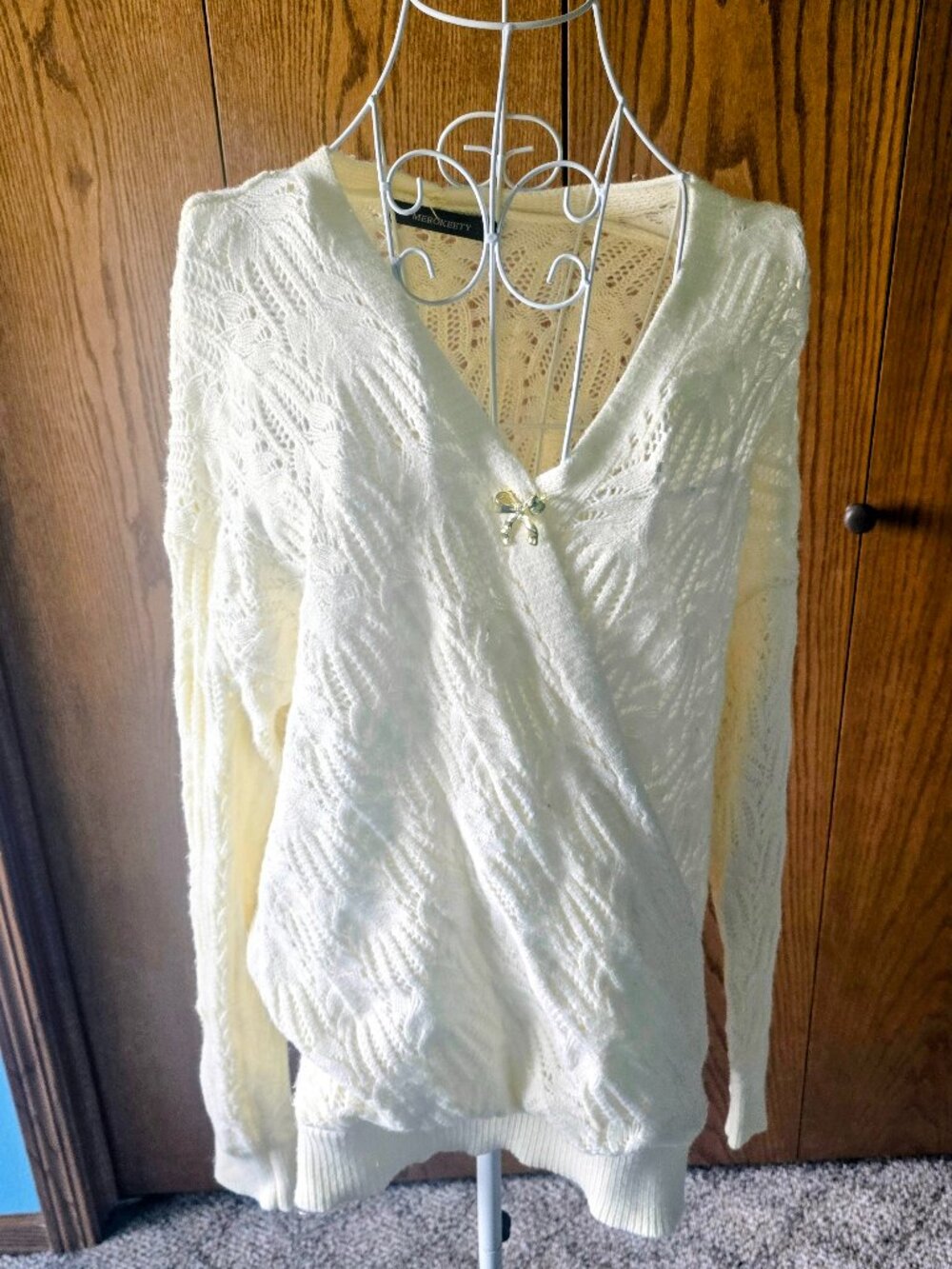 Merokeety cream wrap V neck textured knit sweater size Large